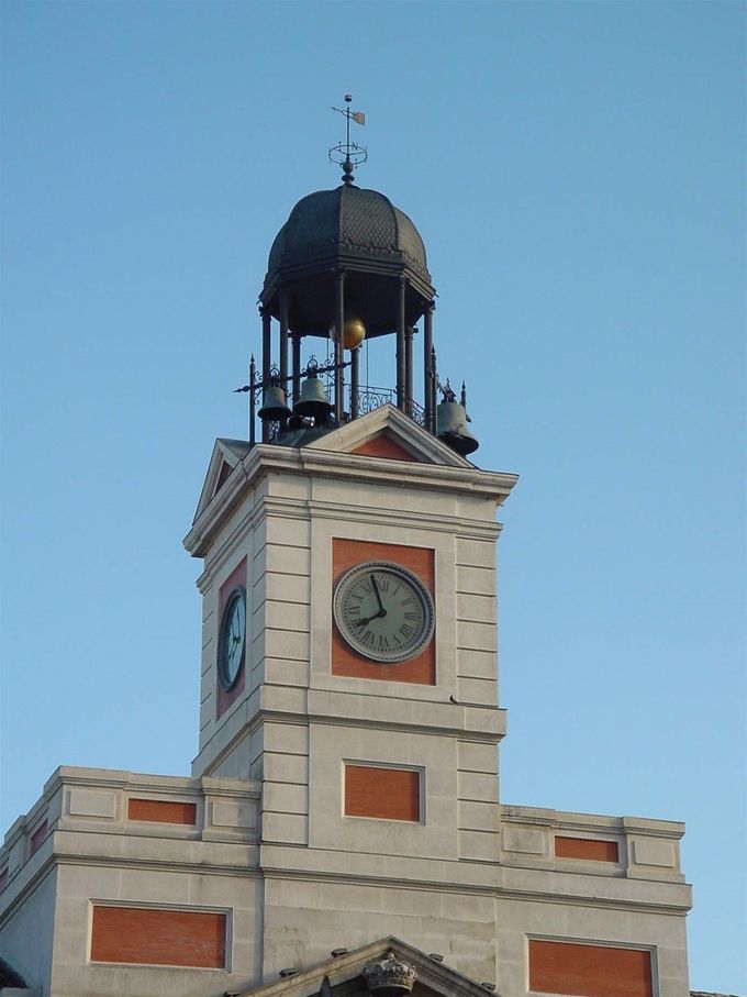 Puerta del Sol (Clock at the top of the Casa de Correos)